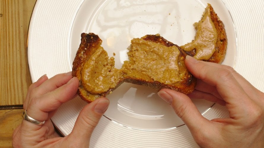 Maslac od kikirikija sadrži biljne proteine, zdrave masti i kalorije, a sve su to nutrijenti koji su posebno važni starijim osobama koje žele održati mišićnu masu i snagu