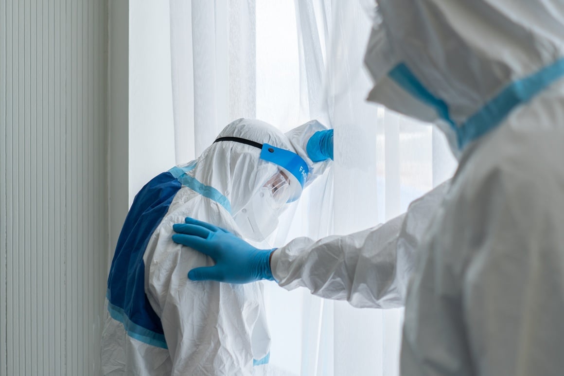 Prema procjenama istraživača, u SAD-u tijekom 2020. i 2021. godine moglo je ostati neprepoznato čak oko 155.000 dodatnih smrtnih slučajeva povezanih s COVID-19