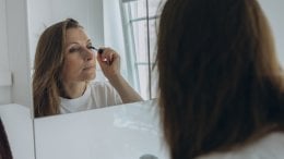 Problemi s kožom zbog šminke obično se ne pojavljuju preko noći, već se razvijaju postupno