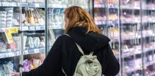 Proizvodi s oznakama poput low fat ili diet često se smatraju zdravijim izborom, ali mnogi od njih sadrže velike količine dodanog šećera kako bi zadržali dobar okus