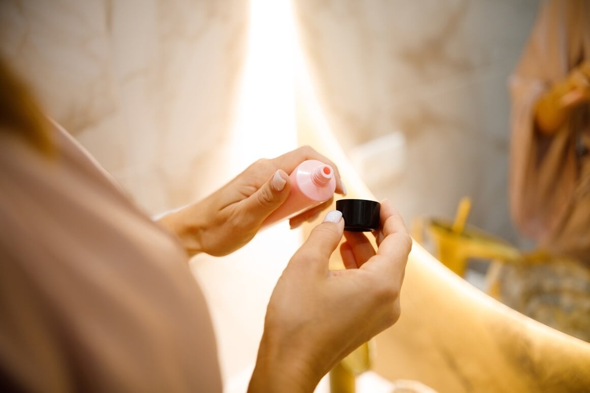 Puderi ili tonirane kreme sa SPF-om često ne pružaju dovoljnu zaštitu od sunca jer ih većina ljudi nanosi u pretankom sloju