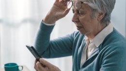 Simptomi makularne degeneracije povezane sa starenjem