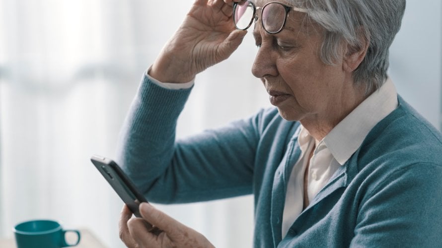 Simptomi makularne degeneracije povezane sa starenjem