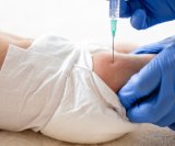 Sve više roditelja odbija injekciju vitamina K za novorođenčad, iako liječnici upozoravaju da ona može spriječiti ozbiljna krvarenja i oštećenja mozga