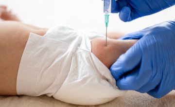 Sve više roditelja odbija injekciju vitamina K za novorođenčad, iako liječnici upozoravaju da ona može spriječiti ozbiljna krvarenja i oštećenja mozga