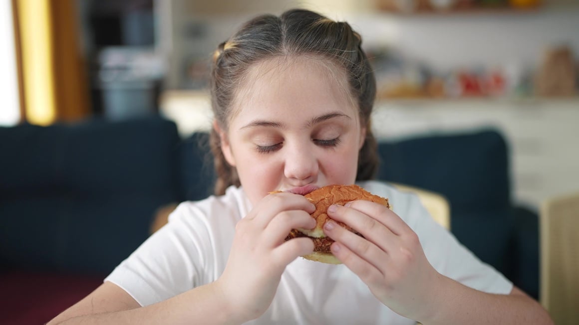 Ultraprerađena hrana proizvodi se uglavnom od sastojaka izdvojenih iz cjelovitih namirnica, poput zasićenih masti, škroba i dodanih šećera