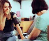 Visoki krvni tlak sve se češće pojavljuje kod mlađih osoba, a novi podaci upozoravaju na zabrinjavajući trend među ženama