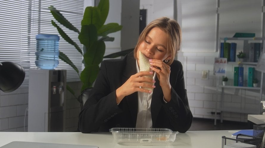 Vremenski ograničena prehrana podrazumijeva da tijekom dana jedete unutar točno određenog vremenskog okvira (primjerice 8 – 10 sati), dok ostatak dana postite