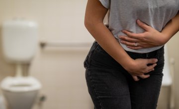 Život s Crohnovom bolešću često donosi niz neugodnih, ali i osjetljivih simptoma o kojima nije uvijek lako otvoreno govoriti