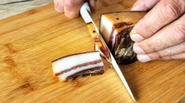 česta konzumacija crvenog mesa, posebno prerađenih proizvoda poput kobasica ili slanine, može biti povezana s većim rizikom od razvoja dijabetesa