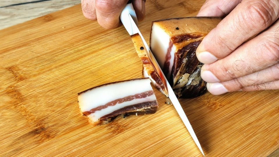 česta konzumacija crvenog mesa, posebno prerađenih proizvoda poput kobasica ili slanine, može biti povezana s većim rizikom od razvoja dijabetesa