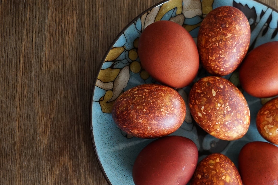 kako ofarbati jaja bez boje