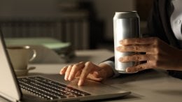 mnogi dodaci prehrani i energetska pića reklamiraju vitamin B6 kao sredstvo za povećanje energije i podršku živčanom sustavu