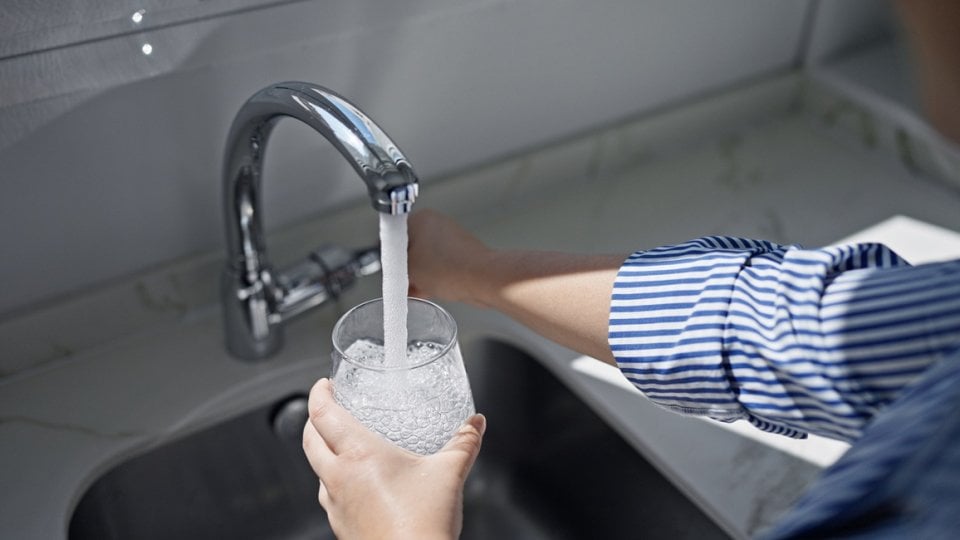 osobe koje piju vodu iz karbonatnih vodonosnika imaju 24 posto veći rizik od Parkinsonove bolesti