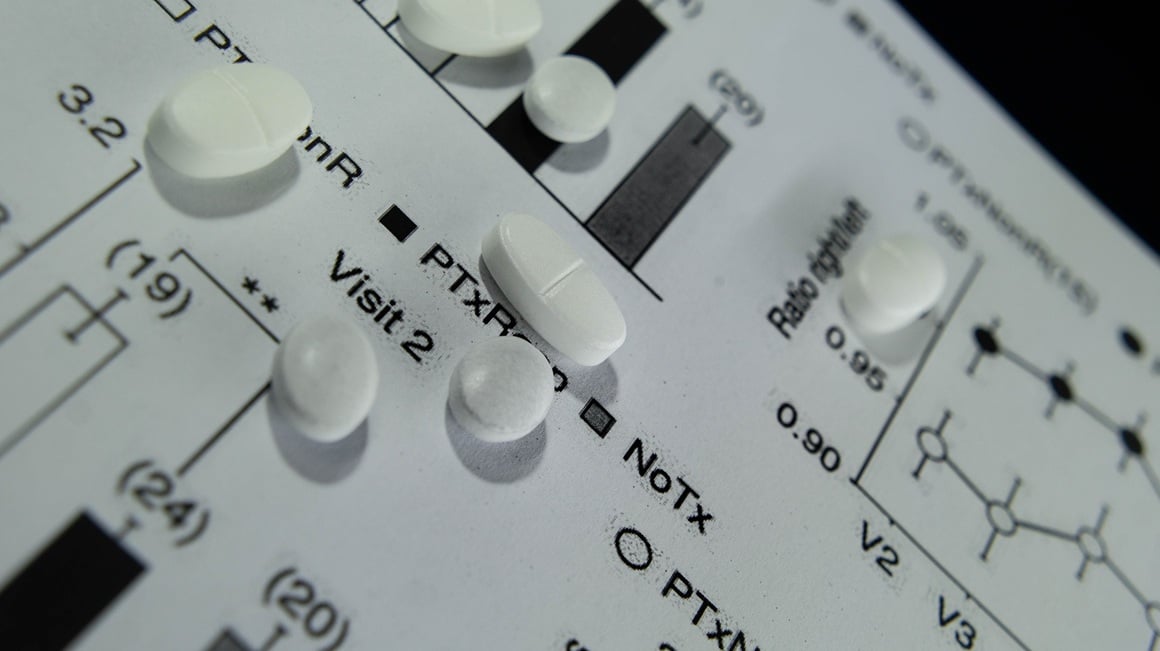 placebo je neaktivna tvar ili postupak koji izgleda isto kao pravi lijek, ali nema terapijski učinak