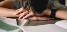 u dobi od 15 godina svaki porast akademskog pritiska za jedan bod na ljestvici od devet bodova povezan je s povećanjem vjerojatnosti samoozljeđivanja za čak 8 posto