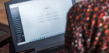 AI psihoza neformalni je izraz koji opisuje stanje zbunjenosti, tjeskobe ili paranoje koje se može javiti nakon intenzivne interakcije s umjetnom inteligencijom