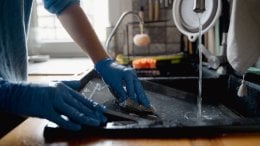 Abrazivne spužvice i sredstva mogu oštetiti lim za pečenje i ostaviti trajne tragove