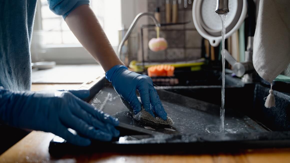 Abrazivne spužvice i sredstva mogu oštetiti lim za pečenje i ostaviti trajne tragove