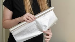 Aluminijska folija gotovo je neizostavan pomoćnik u svakoj kuhinji - od pečenja i roštilja do spremanja ostataka hrane