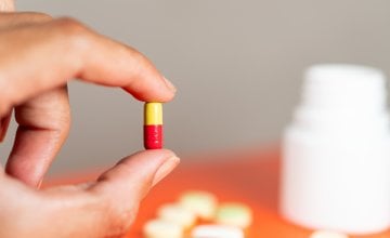 Avakopan je odobren 2021. godine i koristi se u kombinaciji s drugim lijekovima za liječenje odraslih osoba s teškim oblikom ANCA-vaskulitisa