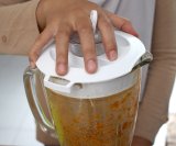 Blender je neizostavan kuhinjski alat koji brzo i učinkovito usitnjava juhe, umake i preljeve