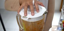 Blender je neizostavan kuhinjski alat koji brzo i učinkovito usitnjava juhe, umake i preljeve