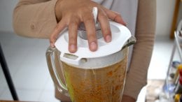 Blender je neizostavan kuhinjski alat koji brzo i učinkovito usitnjava juhe, umake i preljeve