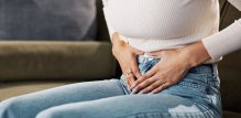 Endometrioza je stanje kod kojeg tkivo slično sluznici maternice raste izvan maternice - primjerice u području zdjelice, crijeva ili mokraćnog mjehura