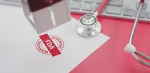 FDA je izdala upozorenje vezano uz lijek avakopan, nakon što su zaprimljena nova izvješća o teškim oštećenjima jetre, uključujući i smrtne slučajeve