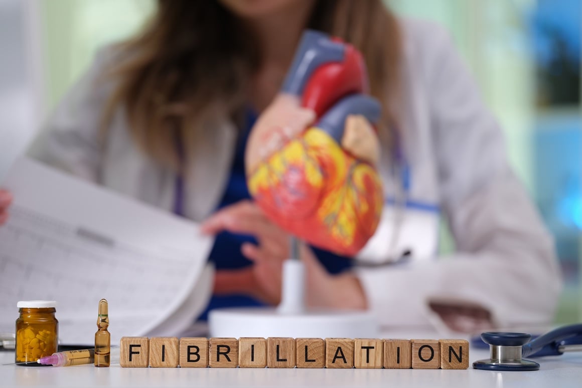 Fibrilacija atrija stanje je u kojem gornje srčane komore (atriji) nepravilno podrhtavaju umjesto da pravilno kucaju