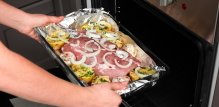 Folija može izdržati visoke temperature, ali dugotrajno izlaganje ekstremnoj toplini (osobito iznad 200 °C) može uzrokovati njezino oštećenje i otpuštanje aluminija u hranu