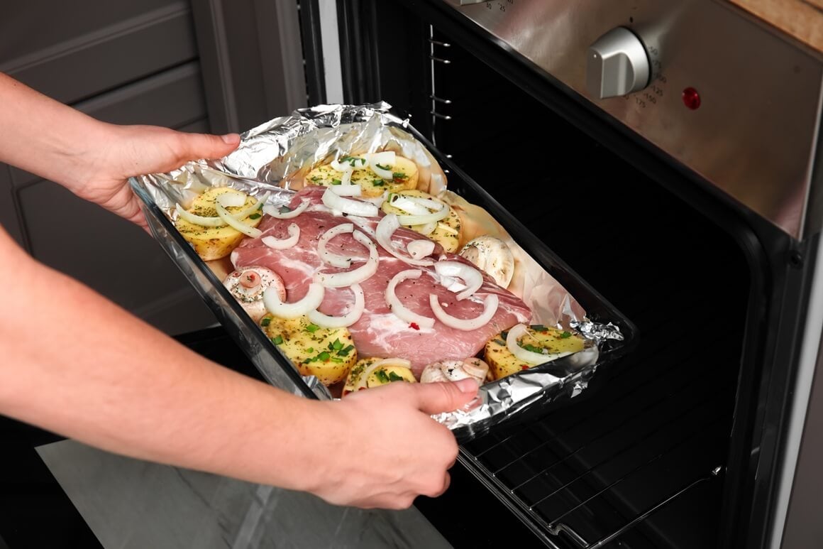 Folija može izdržati visoke temperature, ali dugotrajno izlaganje ekstremnoj toplini (osobito iznad 200 °C) može uzrokovati njezino oštećenje i otpuštanje aluminija u hranu