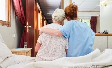 Hospicij je oblik skrbi za osobe koje su prekinule liječenje usmjereno na izlječenje ili kontrolu neizlječive bolesti