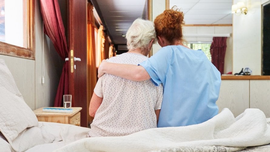 Hospicij je oblik skrbi za osobe koje su prekinule liječenje usmjereno na izlječenje ili kontrolu neizlječive bolesti