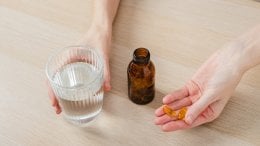 Iako su dodaci ribljeg ulja lako dostupni, verzije na recept sadrže visoko pročišćene i koncentrirane oblike koji se koriste kod vrlo povišenih triglicerida