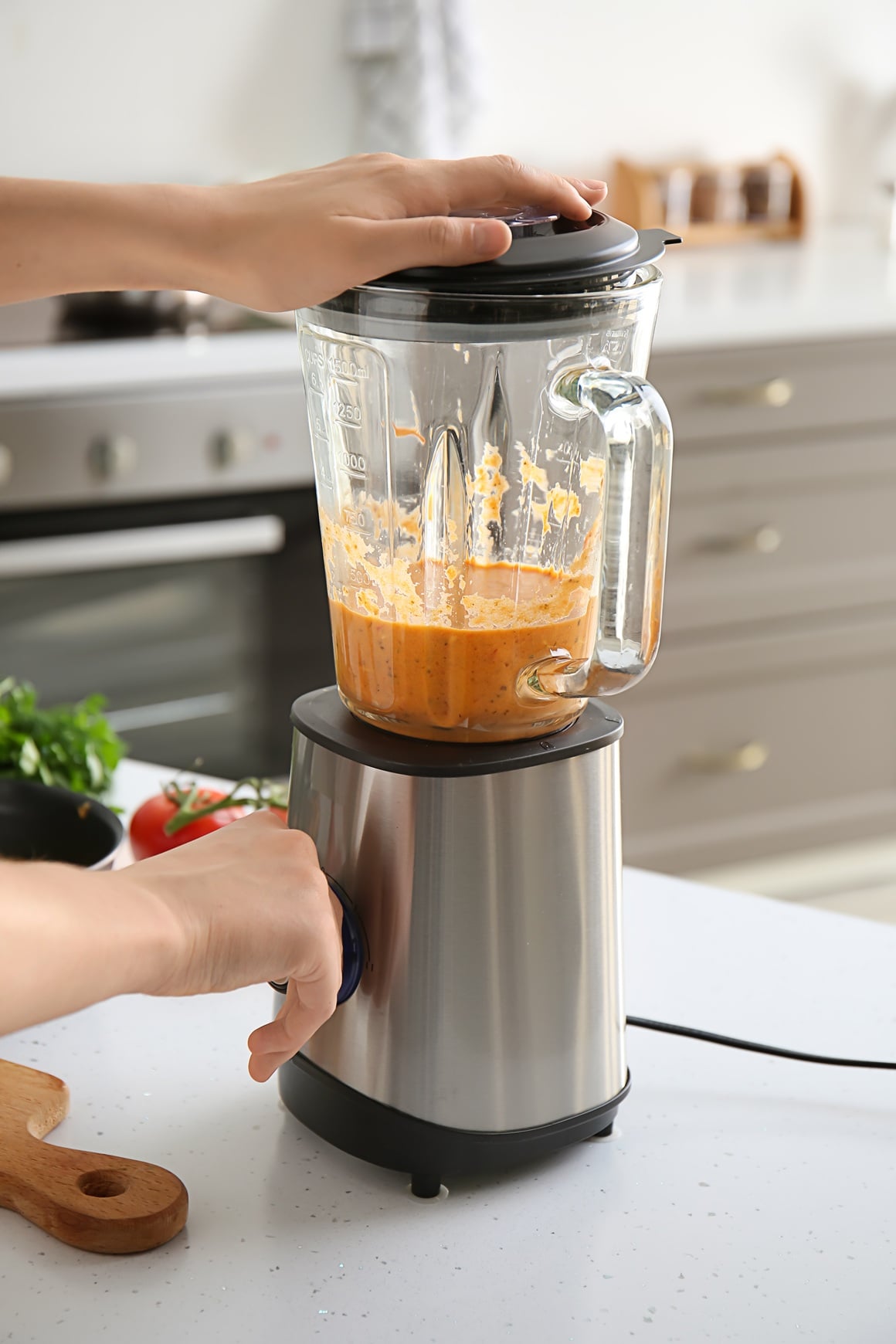 Jedna od najčešćih grešaka je miksanje vrlo vrućih juha ili umaka u potpuno zatvorenom blenderu