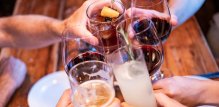 Konzumacija alkohola povezana je s nizom negativnih učinaka na zdravlje, bez obzira na to što pijete