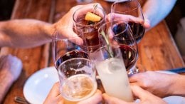 Konzumacija alkohola povezana je s nizom negativnih učinaka na zdravlje, bez obzira na to što pijete