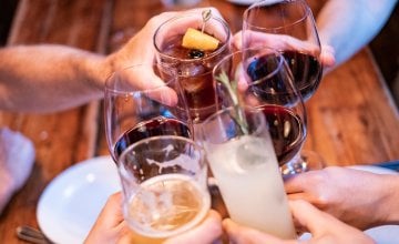 Konzumacija alkohola povezana je s nizom negativnih učinaka na zdravlje, bez obzira na to što pijete