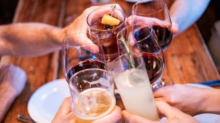 Konzumacija alkohola povezana je s nizom negativnih učinaka na zdravlje, bez obzira na to što pijete