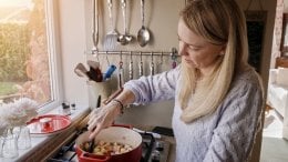 Kuhanje barem jednog obroka kod kuće tjedno može smanjiti rizik od ove bolesti do 67 posto