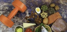 LCHF prehrana zagovara viši unos masti, umjereni unos proteina, dok se unos ugljikohidrata nastoji ograničiti