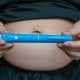 Liječnici ženama koje planiraju trudnoću obično savjetuju da ne uzimaju GLP-1 lijekove, ponajviše zbog rezultata istraživanja na životinjama koji su upućivali na mogući rizik od urođenih mana