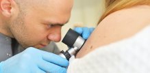 Najčešće se melanom otkriva pregledom kod dermatologa, no dostupnost stručnjaka ponekad može odgoditi dijagnozu