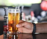 Nakon što uđe u krvotok, alkohol se razgrađuje relativno stabilnim tempom - otprilike jedno piće na sat