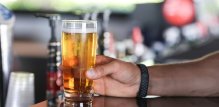 Nakon što uđe u krvotok, alkohol se razgrađuje relativno stabilnim tempom - otprilike jedno piće na sat