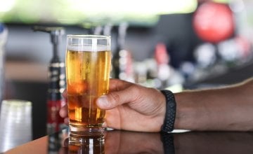 Nakon što uđe u krvotok, alkohol se razgrađuje relativno stabilnim tempom - otprilike jedno piće na sat