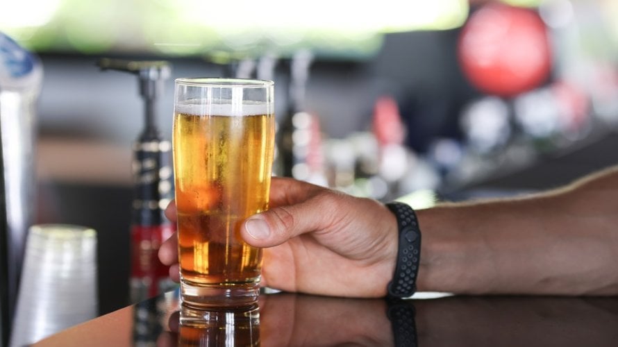 Nakon što uđe u krvotok, alkohol se razgrađuje relativno stabilnim tempom - otprilike jedno piće na sat