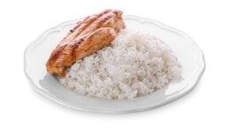 Piletina i riža često se smatraju jednostavnim i zdravim izborom obroka, osobito ako pazite na tjelesnu težinu ili želite održati stabilnu razinu energije tijekom dana